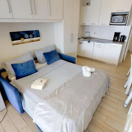 Rénové Face Avec Terrasse, Clim, Wifi Et Proche Commodités à - Fr-1-196-167 Apartamento *