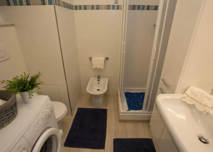 Rénové Face Avec Terrasse, Clim, Wifi Et Proche Commodités à - Fr-1-196-167 * Menton